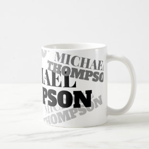 mug blanc avec nom en gras en police serif noire e