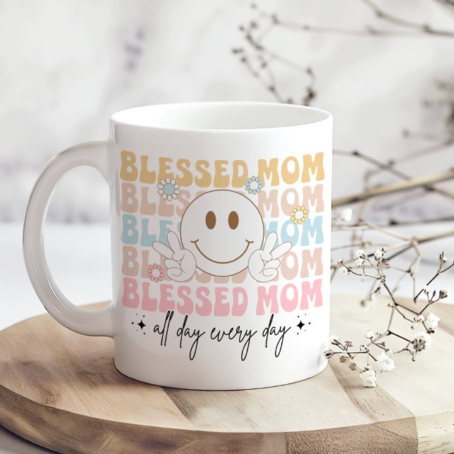 Mug "Blessed Mom" Fête des mères Pastel Coloured Hippi ("Blessed Mom" Mother's Day Pastel Colored Hippie Coffee Mug on a boho kitchen table with flowers)