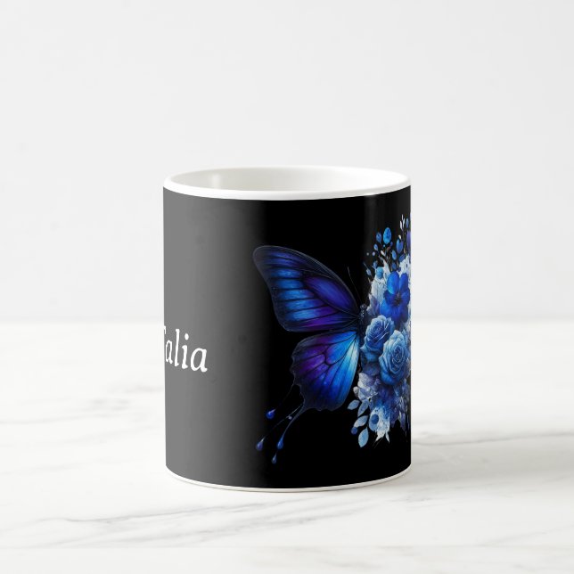 Mug Bleu sur Papillon floral noir Personnalisé (Centre)