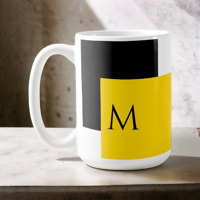 Mug Bloc de couleur simple minimal avec initiale de mo (A great gift idea or treat for yourself, personalize this mug with your monogram initial.)