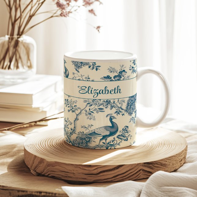 Mug Blue Chinoiserie Peacock Nom personnalisé (Blue Chinoiserie Peacock Custom Name Coffee Mug on a sunny neutral boho kitchen table.)