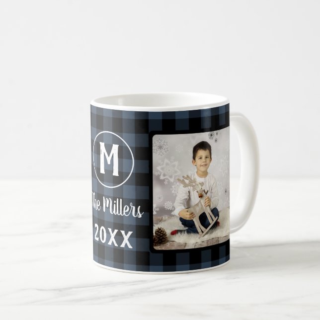 Mug Blue Plaid Holiday Nom de famille 2 Année photo (Devant droit)