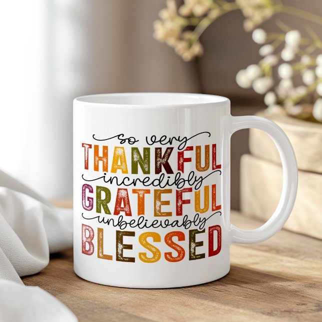Mug Boho d'automne couleur Thanksgiving Inspiration (Autumn Colored Boho Thanksgiving Inspirational Coffee Mug on a boho wooden table.)