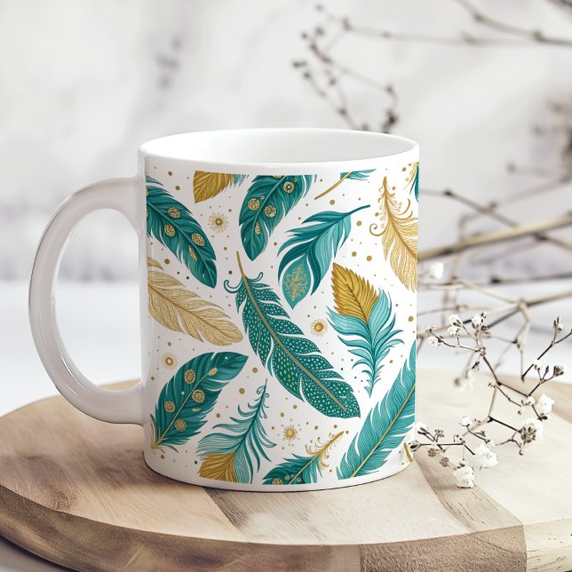 Mug Boho Turquoise et or plumes (Boho Teal and Gold Feathers Coffee Mug on a boho wooden kitchen table with tiny dry flowers)