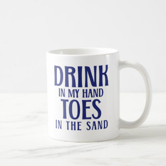 Mug Boire dans ma main, orteils dans le sable Citation