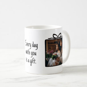Mug Boîte-cadeau dessinée à la main avec ruban Photo n
