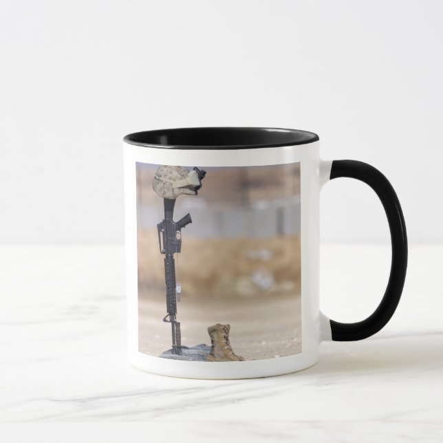 Mug Bottes, fusils, étiquettes de chien et casque de p (Droite)
