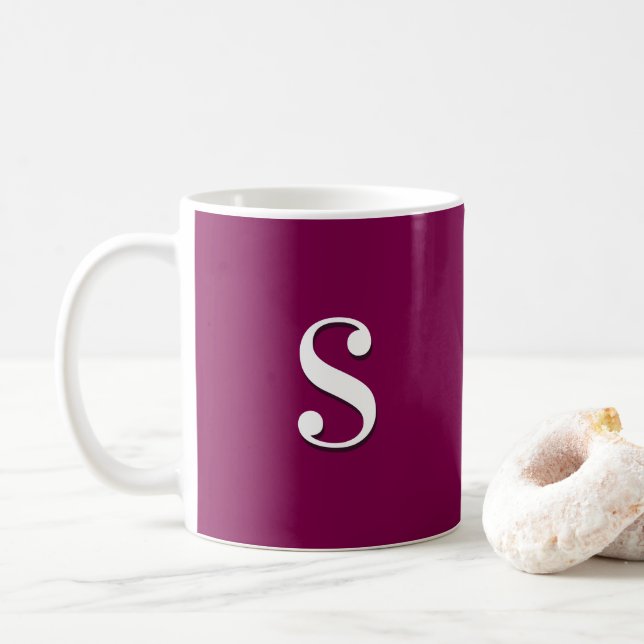 Mug Bourgogne foncé, monogramme initial simple et élég (Avec donut)