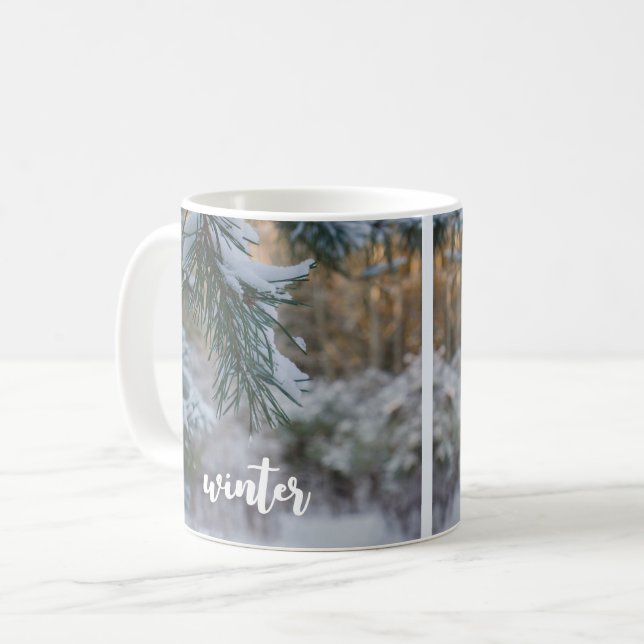 Mug Branches de pin couvertes de neige (Devant gauche)