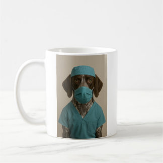 Mug Braque allemand à poil court en tenue de bloc opér