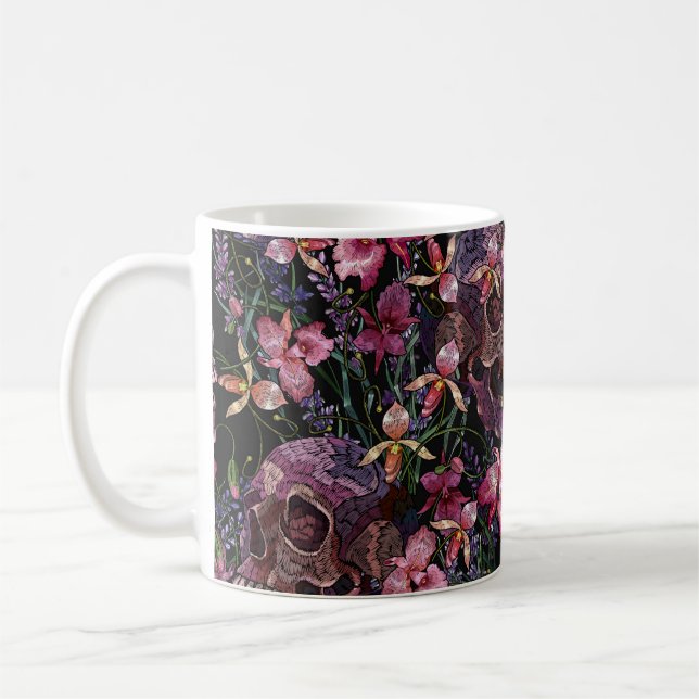 Mug Broderie crâne humain et fleurs d'orchidées roses  (Gauche)