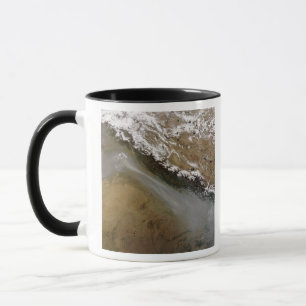 Mug Brume le long des montagnes de l'Himalaya