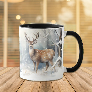 Mug Buck Deer dans la neige de la forêt d'hiver