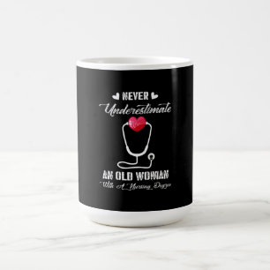 Mug Cadeau infirmière   Ne jamais sous-estimer la viei
