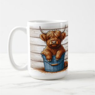 Mug Calf de vache Highland sur Bucket bleu contre mur 