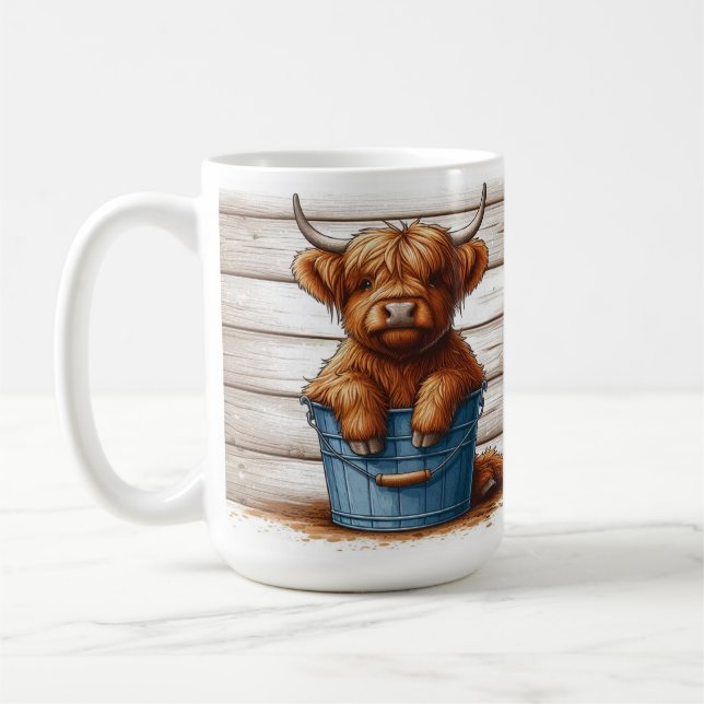 Mug Calf de vache Highland sur Bucket bleu contre mur  (Gauche)