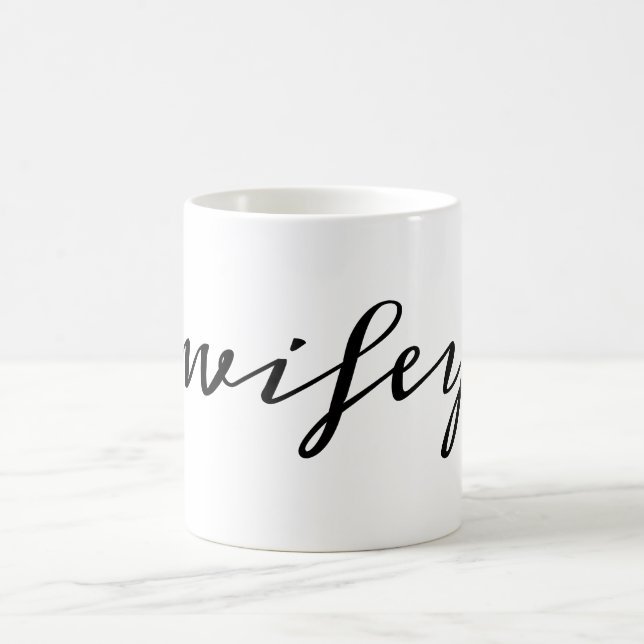 Mug Calligraphie moderne Black Wifey Script (Centre)