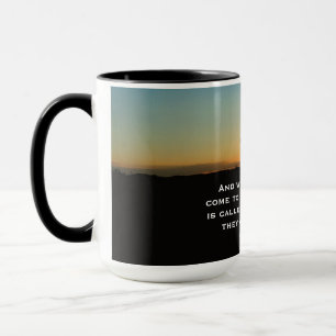 Mug Calvaire au coucher du soleil – Luc 23:33 Art scri