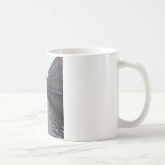 Mug Canal près de l'église du sang renversé