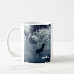 Mug Cerf avec Antlers dans une forêt ombragée