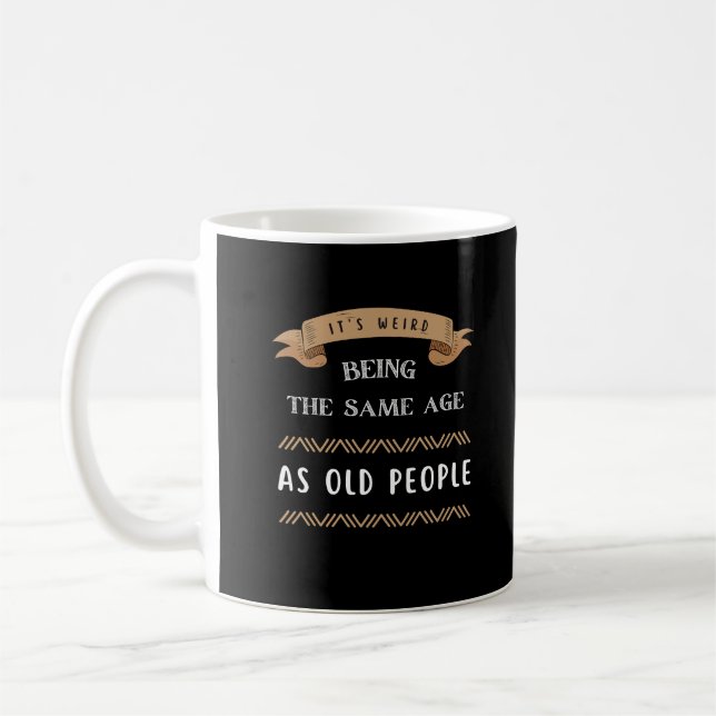 Mug C'est bizarre d'être le même âge que les personnes (Gauche)