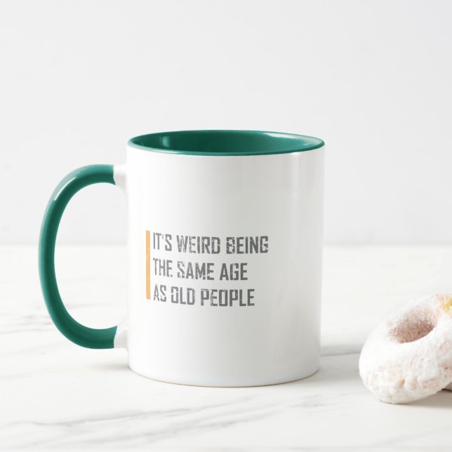Mug C'est bizarre d'être le même âge que les personnes (Avec donut)