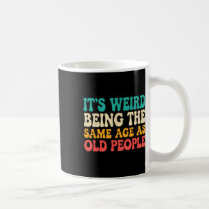 Mug C'Est Étrange D'Être Le Même Âge Que Les Personnes