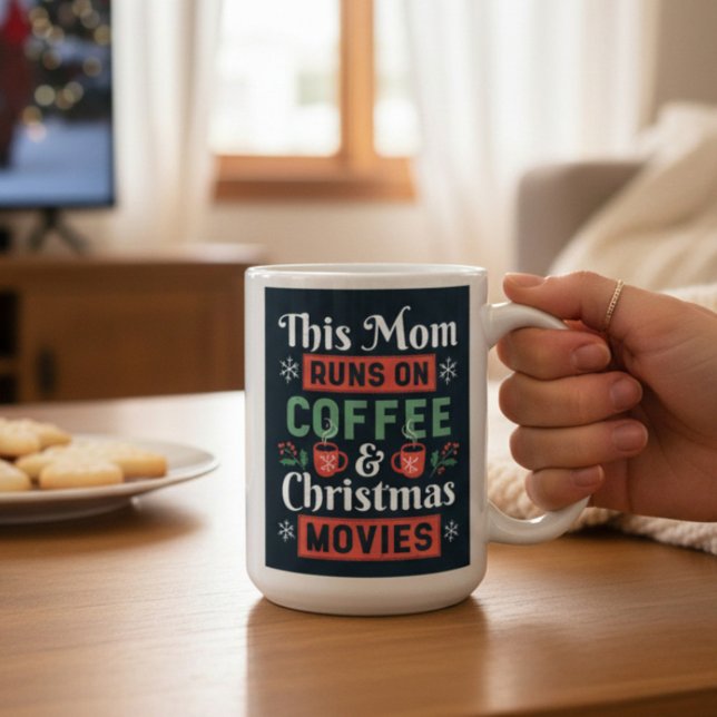 Mug Cette maman tourne sur des films de café et de Noë (Créateur téléchargé)
