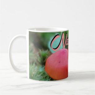 Mug Champignons rouges brillants sur le sol forestier