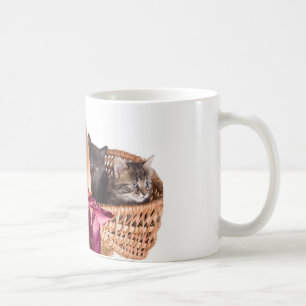Mug chatons dans un panier en osier