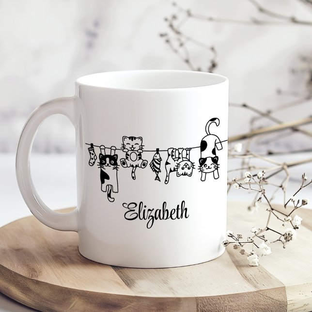 Mug Chats Mignons Suspendus Nom Personnalisé (Cute Hanging Kittens Custom Name Coffee Mug on a sunny boho kitchen table with tiny dried flowers)