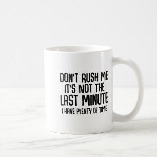 Mug Chemises drôles sur le fait d'être en retard Ne me