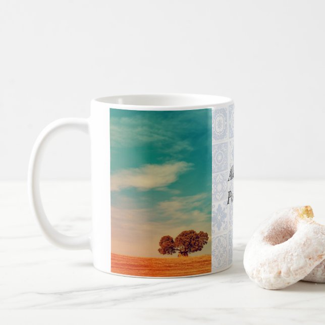Mug Chêne de liège et Dolmen dans un champ rural (Avec donut)