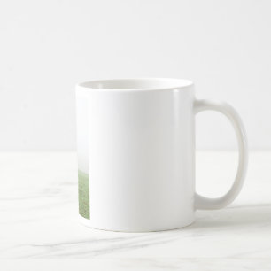 Mug Cheval dans la brume sur une prairie