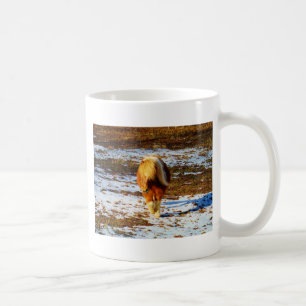 Mug Cheval miniature Brown et crème dans la neige.