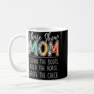 Mug cheval montrer maman nettoyer les bottes tenir le