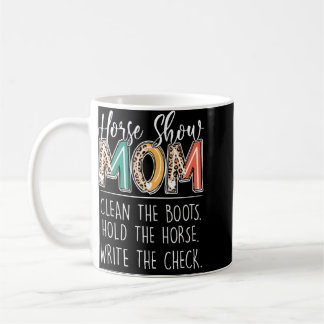 Mug cheval montrer maman nettoyer les bottes tenir le