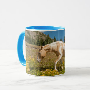 Mug Cheval sur herbes dans une prairie alpine en été
