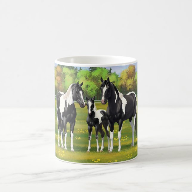 Mug Chevaux De Peinture De Pinto Noir En Pâturage Été (Centre)