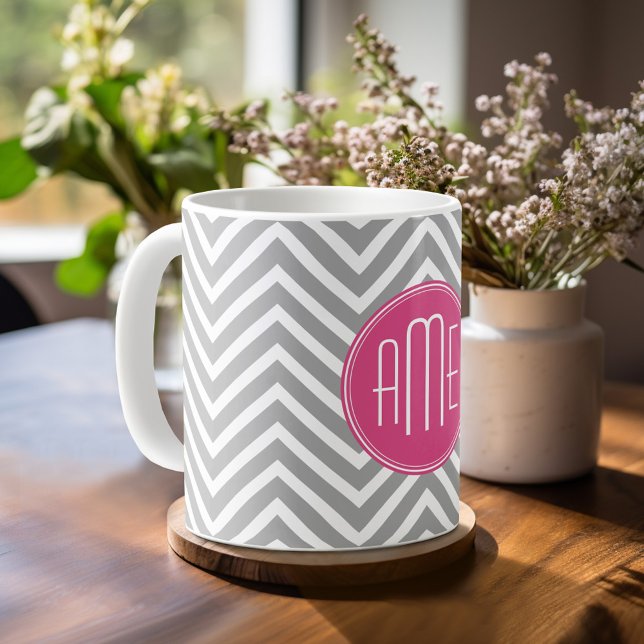 Mug Chevrons gris et rose avec Monogramme personnalisé (Mug template with monogram)