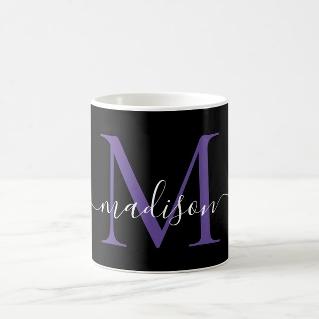 Mug Chic Noir Violet Monogramme Élégant Script (Centre)