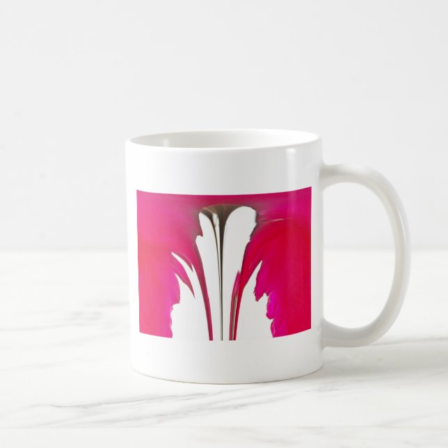 Mug Chic rouge extraordinaire rose sous le ciel blanc. (Droite)