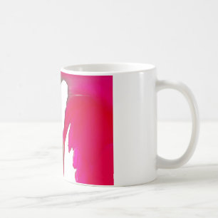 Mug Chic rouge extraordinaire rose sous le ciel blanc.