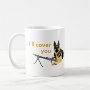 Mug Chien berger allemand avec un revolver à la machi
