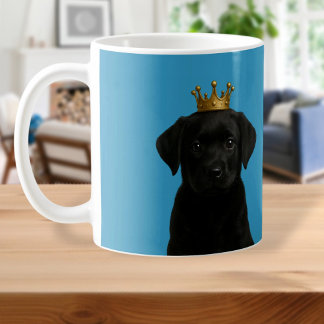Mug Chiot de Labrador noir en Couronne or mignonne