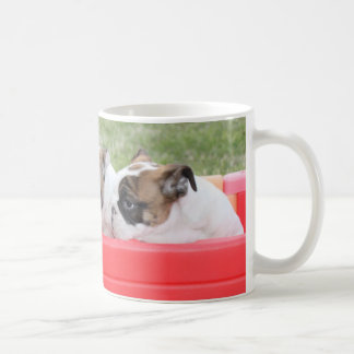 Mug Chiots anglais de bouledogue dans un chariot