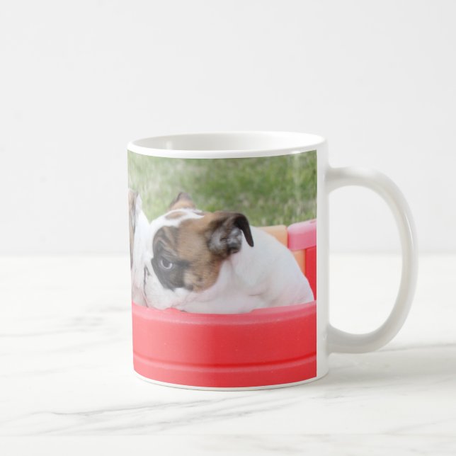 Mug Chiots anglais de bouledogue dans un chariot (Droite)