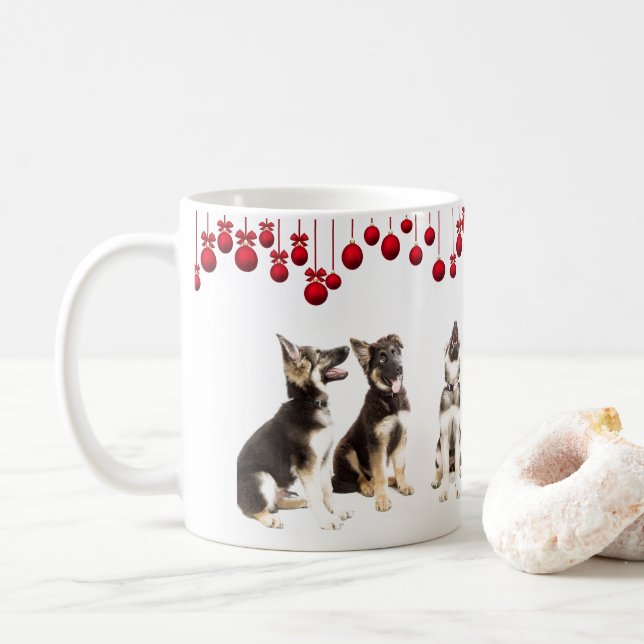 Mug Chiots de berger allemand et ornements rouges (Avec donut)
