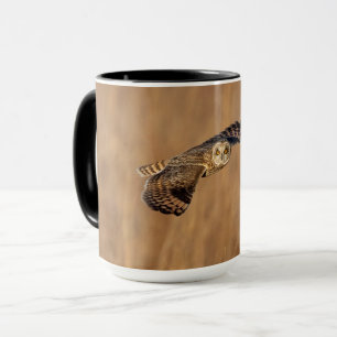 Mug Chouette à oreilles courtes en vol dans les prairi