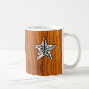 Mug Chrome d'argent comme étoile nautique sur la plaqu